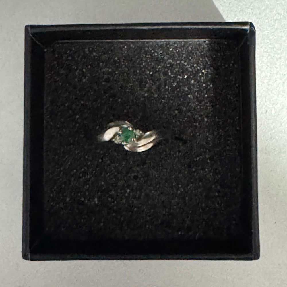 Elegant Stamped 10k Diamond and Emerald Women's Ring size 5.25/6 💯 real.